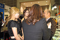 西田の説明を熱心に聞いてくださっています。